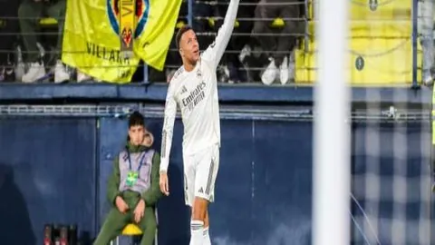 传奇落幕！38岁足球巨星于汉超告别赛场，申花无缘续约，20年荣耀生涯夺13冠，520场拼搏进95球！